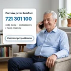 Uśmiechnięty starszy mężczyzna w fotelu rozmawia przez telefon – zamówienia pod numerem 721 301 100
