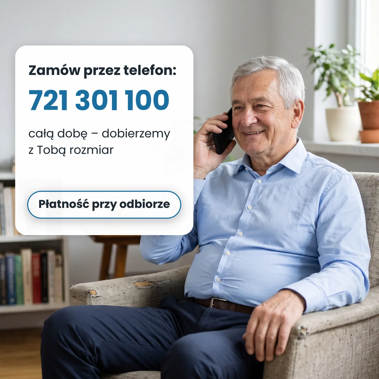 Uśmiechnięty starszy mężczyzna w fotelu rozmawia przez telefon – zamówienia pod numerem 721 301 100